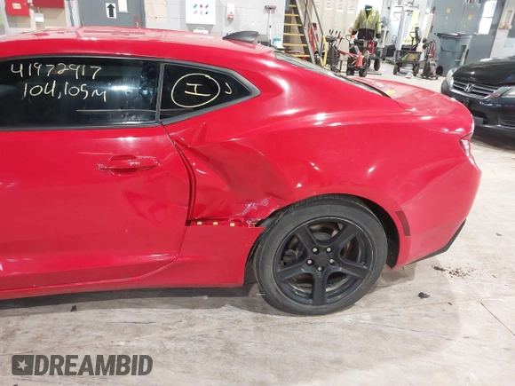 2018 Chevrolet Camaro 1LT z VIN 1G1FB1RS1J0110368, wystawiony jako IAAI lot #41972917 z przebiegiem 104 105 mil mil oraz . Historia ofert i sprzedaży dostępna na DreamBid. Obrazek 6.