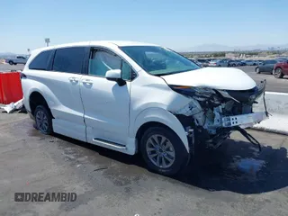 2022 Toyota Sienna LE z VIN 5TDKSKFC3NS070984, wystawiony jako IAAI lot #41951686 z przebiegiem 10 846 mil mil oraz . Historia ofert i sprzedaży dostępna na DreamBid. Obrazek 1.
