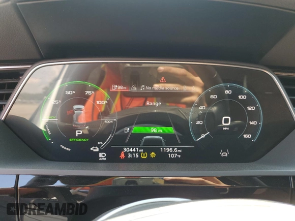 2021 Audi e-tron Premium z VIN WA1AAAGE5MB010441, wystawiony jako Copart lot #56303714 z przebiegiem 30 441 mil mil oraz . Historia ofert i sprzedaży dostępna na DreamBid. Obrazek 9.