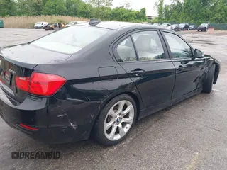 2015 BMW 3 Series 328i xDrive z VIN WBA3B5G55FNS18143, wystawiony jako IAAI lot #42185489 z przebiegiem 109 663 mil mil oraz . Historia ofert i sprzedaży dostępna na DreamBid. Obrazek 18.