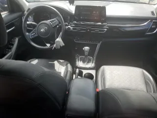 2021 Kia Seltos EX z VIN KNDERCAA9M7219461, wystawiony jako Copart lot #56696985 z przebiegiem 35 671 mil mil oraz Szkody całkowita. Historia ofert i sprzedaży dostępna na DreamBid. Obrazek 8.