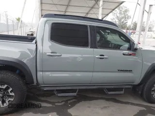 2023 Toyota Tacoma SR z VIN 3TMCZ5AN1PM602567, wystawiony jako IAAI lot #42355648 z przebiegiem 32 472 mil mil oraz . Historia ofert i sprzedaży dostępna na DreamBid. Obrazek 13.
