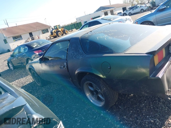 1987 Chevrolet Camaro z VIN 1G1FP21H9HN123969, wystawiony jako IAAI lot #42136912 z przebiegiem 97 026 mil mil oraz . Historia ofert i sprzedaży dostępna na DreamBid. Obrazek 13.