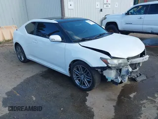 2011 Scion tC z VIN JTKJF5C78B3016370, wystawiony jako IAAI lot #42250543 z przebiegiem 151 308 mil mil oraz . Historia ofert i sprzedaży dostępna na DreamBid. Obrazek 1.