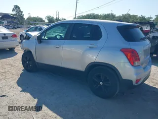 2020 Chevrolet Trax LS z VIN KL7CJKSB8LB033001, wystawiony jako IAAI lot #42107104 z przebiegiem 106 123 mil mil oraz . Historia ofert i sprzedaży dostępna na DreamBid. Obrazek 3.