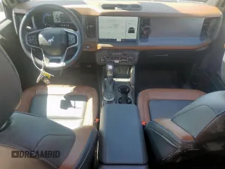 2024 Ford Bronco Outer Banks z VIN 1FMDE8BH8RLA81101, wystawiony jako Copart lot #56736785 z przebiegiem 5 437 mil mil oraz Szkoda całkowita • Salvage title. Historia ofert i sprzedaży dostępna na DreamBid. Obrazek 8.