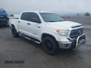 2015 Toyota Tundra SR5 z VIN 5TFDW5F16FX430242, wystawiony jako IAAI lot #42112604 z przebiegiem 179 682 mil mil oraz . Historia ofert i sprzedaży dostępna na DreamBid. Obrazek 1.