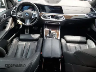 2023 BMW X5 xDrive45e z VIN 5UXTA6C01P9R61137, wystawiony jako Copart lot #56458155 z przebiegiem 27 501 mil mil oraz Szkoda całkowita • Salvage title. Historia ofert i sprzedaży dostępna na DreamBid. Obrazek 8.