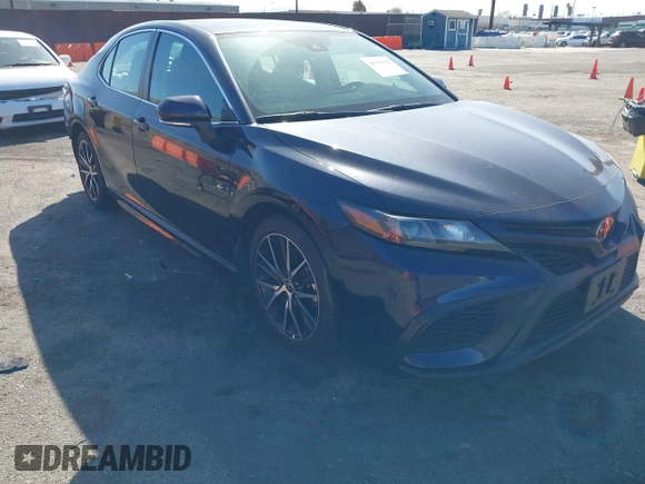 2022 Toyota Camry SE with VIN 4T1T11AK2NU678485, listed as a IAAI auction lot 41950302 with 17,865 mi miles. Bid and sale history available at carsss.com. Image 1.