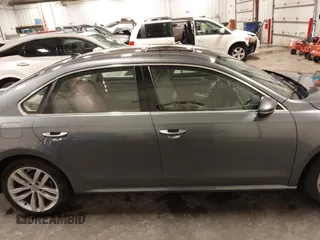 2018 Volkswagen Passat SE z VIN 1VWBA7A36JC009970, wystawiony jako IAAI lot #42179127 z przebiegiem 86 612 mil mil oraz . Historia ofert i sprzedaży dostępna na DreamBid. Obrazek 13.