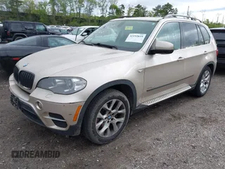 2013 BMW X5 xDrive35i z VIN 5UXZV4C58DL993516, wystawiony jako IAAI lot #42192619 z przebiegiem 153 840 mil mil oraz . Historia ofert i sprzedaży dostępna na DreamBid. Obrazek 2.