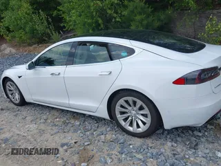 2017 Tesla Model S 100D z VIN 5YJSA1E28HF199074, wystawiony jako IAAI lot #42449671 z przebiegiem 172 910 mil mil oraz . Historia ofert i sprzedaży dostępna na DreamBid. Obrazek 14.