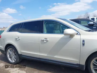2014 Lincoln MKT EcoBoost z VIN 2LMHJ5AT0EBL56623, wystawiony jako IAAI lot #41940920 z przebiegiem 138 911 mil mil oraz . Historia ofert i sprzedaży dostępna na DreamBid. Obrazek 14.