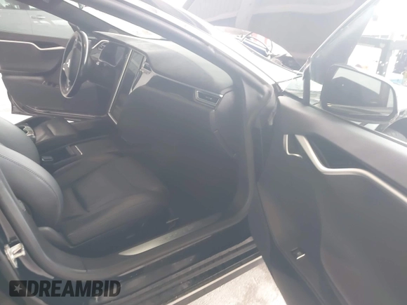 2017 Tesla Model S 60 z VIN 5YJSA1E17HF179051, wystawiony jako IAAI lot #42430013 z przebiegiem 201 174 mil mil oraz . Historia ofert i sprzedaży dostępna na DreamBid. Obrazek 5.