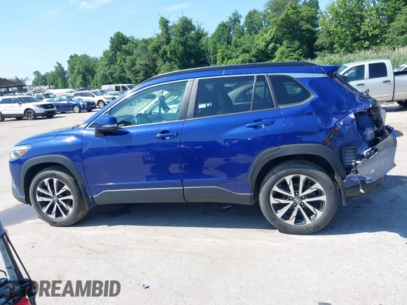 2022 Toyota Corolla Cross XLE z VIN 7MUDAABG4NV004836, wystawiony jako IAAI lot #42546573 z przebiegiem 23 821 mil mil oraz . Historia ofert i sprzedaży dostępna na DreamBid. Obrazek 14.