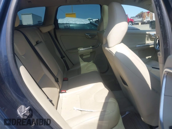 2015 Volvo XC60 T6 с VIN YV4902RK5F2762130, выставлен на аукционе IAAI как лот 42080997 с пробегом 174 623 миль миль и . История ставок и продаж доступна на DreamBid. Изображение 8.