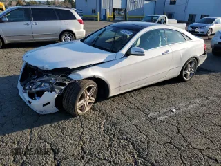 2013 Mercedes-Benz E-Class E 350 with VIN WDDKJ5KBXDF205657, listed as a Copart auction lot 44554235 with 117,383 mi miles and Salvage Title. Bid and sale history available at carsss.com. Image 1.
