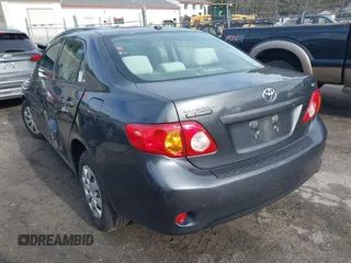 2009 Toyota Corolla z VIN 1NXBU40E19Z033512, wystawiony jako IAAI lot #41810775 z przebiegiem 101 752 mil mil oraz . Historia ofert i sprzedaży dostępna na DreamBid. Obrazek 3.