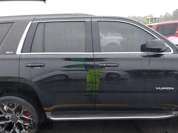 2016 GMC Yukon SLT with VIN 1GKS1BKC8GR217962, listed as a IAAI auction lot 40422726 with 182,293 mi miles. Bid and sale history available at carsss.com. Image 14.