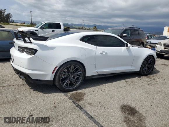 2023 Chevrolet Camaro ZL1 z VIN 1G1FK1R60P0105089, wystawiony jako Copart lot #51272845 z przebiegiem 22 478 mil mil oraz Szkody całkowita. Historia ofert i sprzedaży dostępna na DreamBid. Obrazek 3.