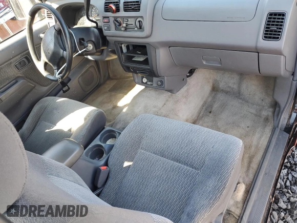 1998 Nissan Frontier XE z VIN 1N6DD26S9WC383015, wystawiony jako Copart lot #51453755 z przebiegiem 223 770 mil mil oraz Szkoda całkowita • Salvage title. Historia ofert i sprzedaży dostępna na DreamBid. Obrazek 8.