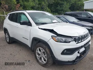 2024 Jeep Compass Latitude z VIN 3C4NJDBN9RT100598, wystawiony jako IAAI lot #42541564 z przebiegiem 25 447 mil mil oraz . Historia ofert i sprzedaży dostępna na DreamBid. Obrazek 1.