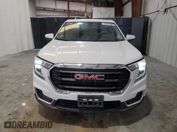2024 GMC Terrain SLE z VIN 3GKALMEG3RL295589, wystawiony jako Copart lot #56999915 z przebiegiem 34 722 mil mil oraz Czysty tytuł • Clean title. Historia ofert i sprzedaży dostępna na DreamBid. Obrazek 5.