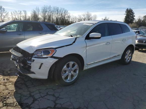 2016 Volvo XC60 T5 Platinum with VIN YV4612RM2G2848286, listed as a Copart auction lot 44978165 with 135,167 mi miles and Salvage Title. Bid and sale history available at carsss.com. Image 1.