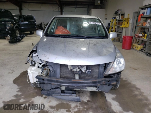 2010 Nissan Versa S z VIN 3N1BC1CP5AL376294, wystawiony jako Copart lot #57912125 z przebiegiem 199 491 mil mil oraz Szkoda całkowita • Salvage title. Historia ofert i sprzedaży dostępna na DreamBid. Obrazek 5.