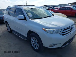 2013 Toyota Highlander z VIN 5TDZK3EH4DS138161, wystawiony jako IAAI lot #41468505 z przebiegiem 109 686 mil mil oraz . Historia ofert i sprzedaży dostępna na DreamBid. Obrazek 1.