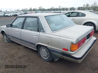 1985 Toyota Camry z VIN JT2SV16E9F0351378, wystawiony jako IAAI lot #42194705 z przebiegiem 192 476 mil mil oraz . Historia ofert i sprzedaży dostępna na DreamBid. Obrazek 3.