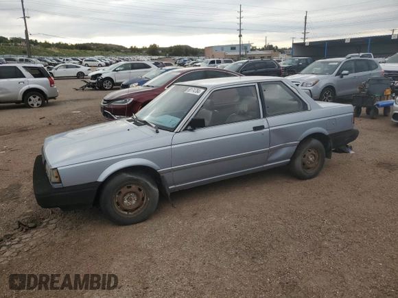 1987 Nissan Sentra z VIN JN1PB2210HU557007, wystawiony jako Copart lot #68174784 z przebiegiem 150 316 mil mil oraz Czysty tytuł • Clean title. Historia ofert i sprzedaży dostępna na DreamBid. Obrazek 1.