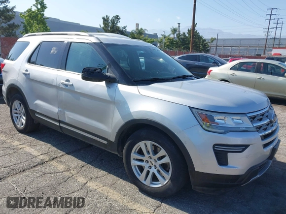 2018 Ford Explorer XLT z VIN 1FM5K7D84JGA81047, wystawiony jako IAAI lot #42216772 z przebiegiem 127 613 mil mil oraz . Historia ofert i sprzedaży dostępna na DreamBid. Obrazek 1.