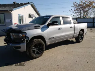 2021 Ram 1500 Big Horn z VIN 1C6SRFMT5MN664350, wystawiony jako Copart lot #41986155 z przebiegiem 63 800 mil mil oraz Szkoda całkowita • Salvage title. Historia ofert i sprzedaży dostępna na DreamBid. Obrazek 1.