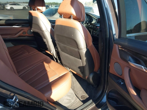 2017 BMW X5 xDrive50i z VIN 5UXKR6C34H0J85462, wystawiony jako IAAI lot #41768496 z przebiegiem 109 596 mil mil oraz . Historia ofert i sprzedaży dostępna na DreamBid. Obrazek 8.
