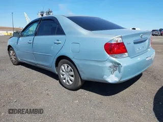 2005 Toyota Camry STD z VIN 4T1BE32K65U994854, wystawiony jako IAAI lot #42137074 z przebiegiem 104 051 mil mil oraz . Historia ofert i sprzedaży dostępna na DreamBid. Obrazek 3.