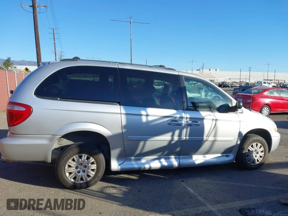 2007 Chrysler Town & Country LWB LX with VIN 2A4GP44R87R352599, listed as a IAAI auction lot 41333800 with 222,417 mi miles. Bid and sale history available at carsss.com. Image 17.