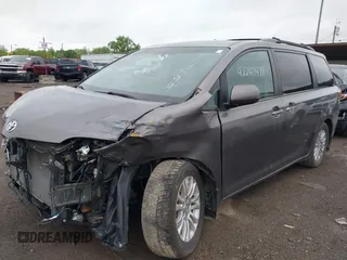 2016 Toyota Sienna XLE z VIN 5TDYK3DC3GS714599, wystawiony jako IAAI lot #42240471 z przebiegiem 135 746 mil mil oraz . Historia ofert i sprzedaży dostępna na DreamBid. Obrazek 2.