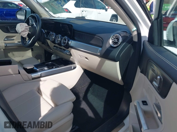 2020 Mercedes-Benz GLB 250 z VIN WDC4M4GB0LW010866, wystawiony jako IAAI lot #41720732 z przebiegiem 6 515 mil mil oraz . Historia ofert i sprzedaży dostępna na DreamBid. Obrazek 5.