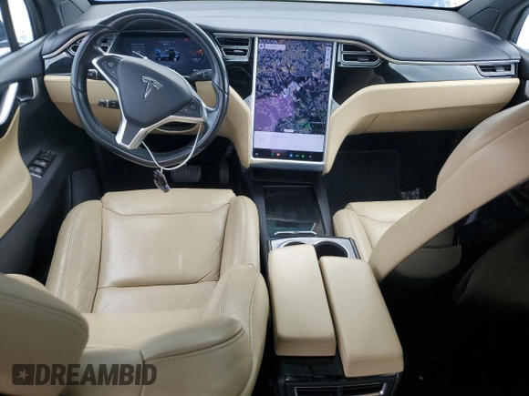 2016 Tesla Model X 70D z VIN 5YJXCBE27GF007972, wystawiony jako Copart lot #53945325 z przebiegiem 83 395 mil mil oraz Szkody całkowita. Historia ofert i sprzedaży dostępna na DreamBid. Obrazek 8.