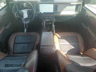2022 Ford Bronco z VIN 1FMDE5BHXNLA88611, wystawiony jako Copart lot #58135415 z przebiegiem 15 448 mil mil oraz Nie do naprawy • Non repairable. Historia ofert i sprzedaży dostępna na DreamBid. Obrazek 8.