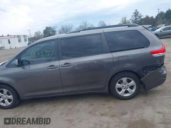 2014 Toyota Sienna LE AAS z VIN 5TDKK3DC2ES519967, wystawiony jako IAAI lot #41863397 z przebiegiem 124 130 mil mil oraz . Historia ofert i sprzedaży dostępna na DreamBid. Obrazek 14.