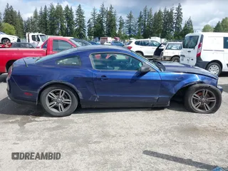 2012 Ford Mustang Premium z VIN 1ZVBP8AM6C5286607, wystawiony jako IAAI lot #42305725 z przebiegiem 137 065 mil mil oraz . Historia ofert i sprzedaży dostępna na DreamBid. Obrazek 6.