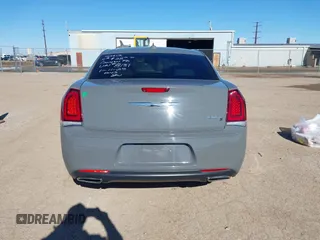 2019 Chrysler 300 S z VIN 2C3CCABG8KH538131, wystawiony jako IAAI lot #41342680 z przebiegiem 85 878 mil mil oraz . Historia ofert i sprzedaży dostępna na DreamBid. Obrazek 16.