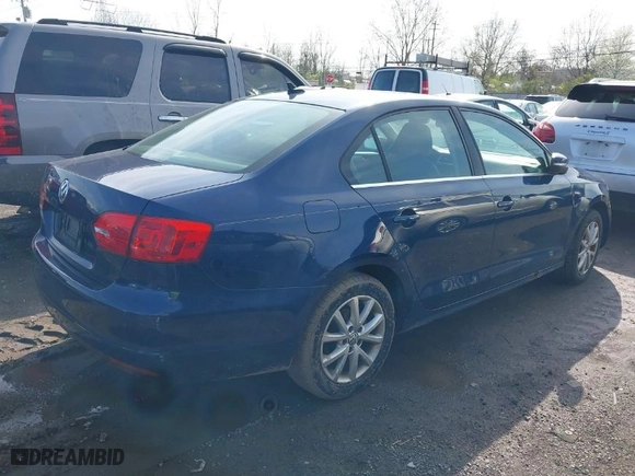 2014 Volkswagen Jetta Sedan SE with VIN 3VWD17AJ9EM303584, listed as a IAAI auction lot 41944386 with 130,921 mi miles. Bid and sale history available at carsss.com. Image 4.