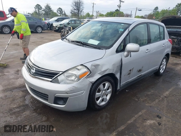 2007 Nissan Versa S z VIN 3N1BC13E47L369909, wystawiony jako IAAI lot #41831330 z przebiegiem 115 767 mil mil oraz . Historia ofert i sprzedaży dostępna na DreamBid. Obrazek 21.