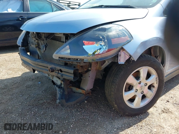 2009 Nissan Versa S z VIN 3N1BC13E29L404742, wystawiony jako IAAI lot #42394095 z przebiegiem 183 334 mil mil oraz . Historia ofert i sprzedaży dostępna na DreamBid. Obrazek 14.