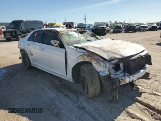2022 Chrysler 300 Touring L with VIN 2C3CCADG1NH163135, listed as a Copart auction lot 84762584 with 40,688 mi miles and Salvage Title. Bid and sale history available at carsss.com. Image 4.