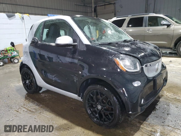 2016 Smart fortwo Passion z VIN WMEFJ5DA9GK067011, wystawiony jako Copart lot #46152325 z przebiegiem 61 195 mil mil oraz Szkody całkowita. Historia ofert i sprzedaży dostępna na DreamBid. Obrazek 4.