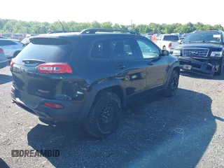 2016 Jeep Cherokee Trailhawk z VIN 1C4PJMBS6GW162742, wystawiony jako IAAI lot #42383200 z przebiegiem 124 791 mil mil oraz . Historia ofert i sprzedaży dostępna na DreamBid. Obrazek 4.